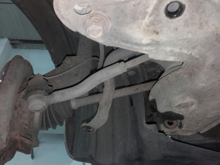 zdemontowany wahacz toyota yaris